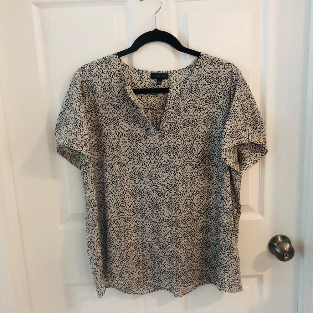 Spotted split neck shirt